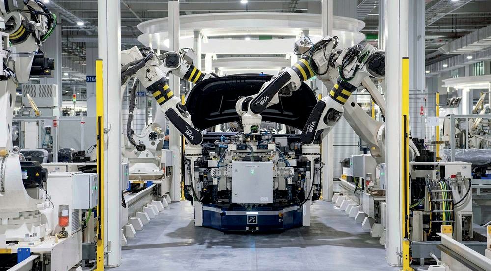 Linha de produção automotiva com robôs industriais