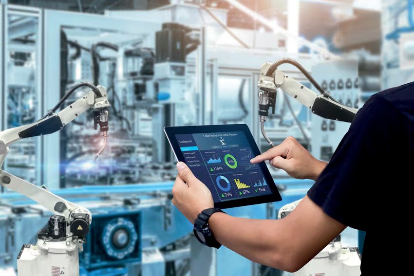 Operador monitorando sistema de controle industrial em tablet